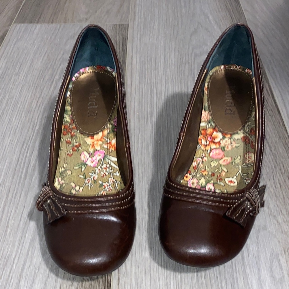Mudd Women's Brown Flats with Floral Insole
